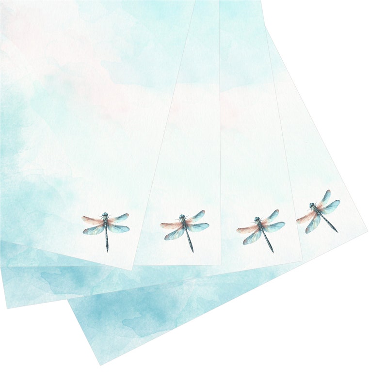 Peut inclure: Quatre cartes de v&oelig;ux bleu et blanc avec un motif de libellule. Les cartes sont empil&eacute;es les unes sur les autres et ont un fond bleu clair aquarelle.