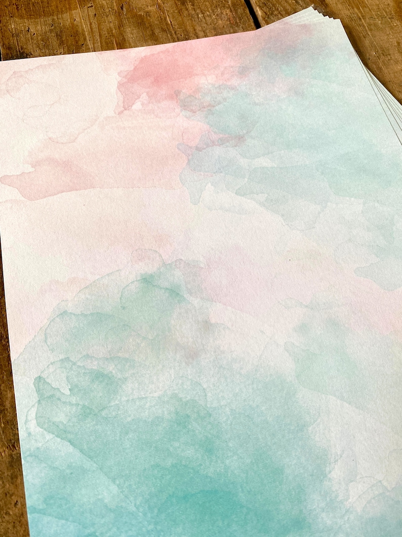 Peut inclure: Une feuille de papier aquarelle avec une lavis aquarelle rose clair et vert. Le lavis est irr&eacute;gulier et a un aspect doux et fondu.