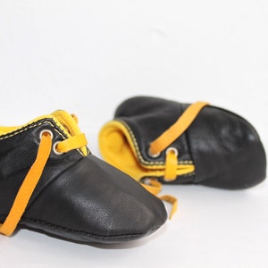 0-3 mois CHAUSSONS Cuir d'agneau noir/jaune image 1