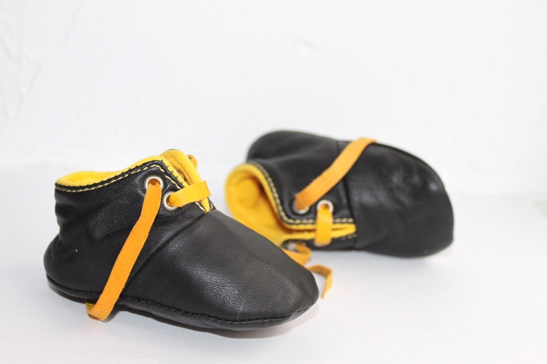 0-3 mois CHAUSSONS Cuir d'agneau noir/jaune image 1