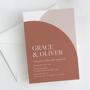 K&ouml;nnte beinhalten: Eine rote und wei&szlig;e Verlobungsank&uuml;ndigungskarte mit dem Text "GRACE & OLIVER" und den Details ihrer Verlobungsfeier. Die Karte hat ein modernes Design mit einer Halbkreisform.