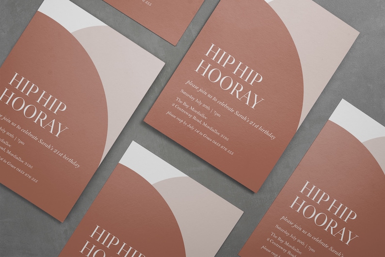 Puede incluir: Una colecci&oacute;n de invitaciones de color terracota con un dise&ntilde;o semicircular en blanco y beige claro. El texto "HIP HIP HOORAY" se muestra de forma destacada, junto con los detalles del evento. Las invitaciones est&aacute;n dispuestas sobre una superficie gris.