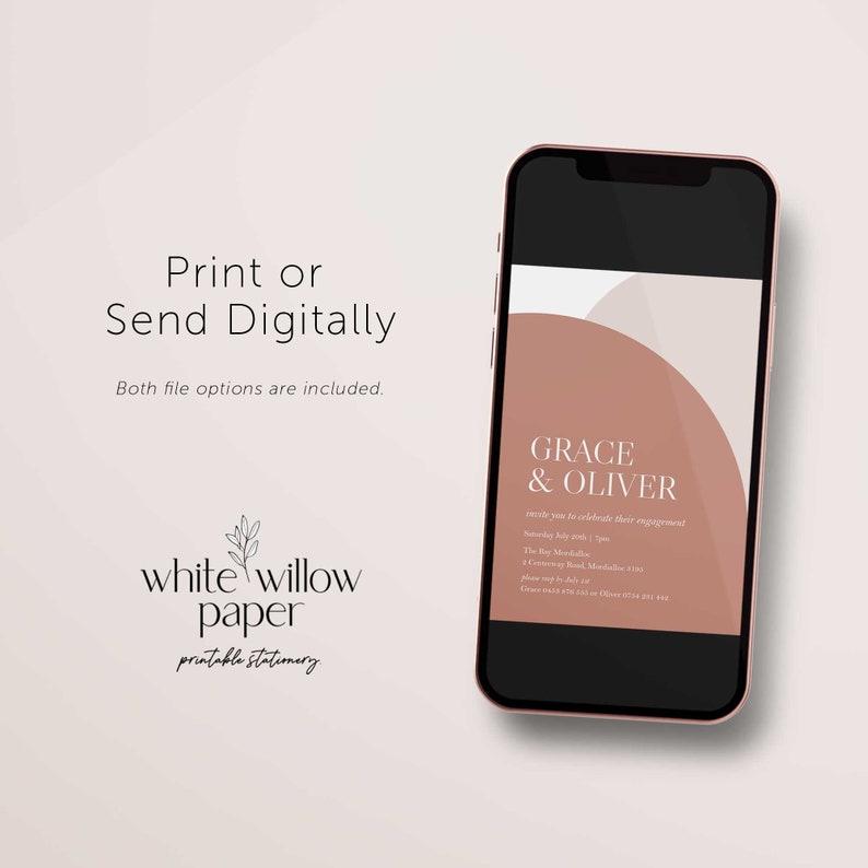 K&ouml;nnte beinhalten: Ein digitales Mockup eines Telefonbildschirms, auf dem eine Hochzeitsanzeige f&uuml;r Grace & Oliver angezeigt wird. Die Anzeige befindet sich auf einem pfirsichfarbenen Hintergrund mit einem wei&szlig;en Kreis und Text, der lautet "Invite you to celebrate their engagement. Sunday, July 9th, 2 pm. The Bay Mansion, 5 Centreway Road, Mandeville 4110. RSVP by July 1st to Grace & Oliver at 011 415 912 945."
