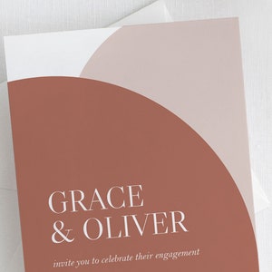 K&ouml;nnte beinhalten: Eine moderne Verlobungsank&uuml;ndigungskarte mit einem rostigen Hintergrund und einer wei&szlig;en &Uuml;berlagerung. Der Text lautet "GRACE & OLIVER laden Sie ein, ihre Verlobung zu feiern."