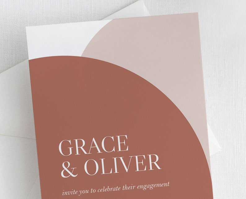 K&ouml;nnte beinhalten: Eine moderne Verlobungsank&uuml;ndigungskarte mit einem rostigen Hintergrund und einer wei&szlig;en &Uuml;berlagerung. Der Text lautet "GRACE & OLIVER laden Sie ein, ihre Verlobung zu feiern."