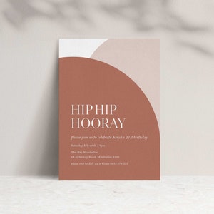 Puede incluir: Una tarjeta de invitaci&oacute;n rectangular con un dise&ntilde;o de semic&iacute;rculo de color terracota y las palabras "HIP HIP HOORAY" en blanco. La tarjeta incluye detalles para el 21 cumplea&ntilde;os de Sarah, como la fecha, la hora y el lugar.
