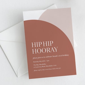 Puede incluir: Una invitaci&oacute;n de cumplea&ntilde;os con un dise&ntilde;o moderno. La tarjeta presenta un fondo de color terracota con el texto blanco "HIP HIP HOORAY". La invitaci&oacute;n incluye detalles del evento y una solicitud de confirmaci&oacute;n de asistencia. Un sobre blanco est&aacute; en el fondo.