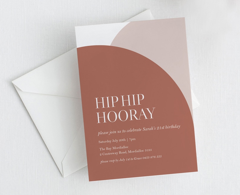 Puede incluir: Una invitaci&oacute;n de cumplea&ntilde;os con un dise&ntilde;o moderno. La tarjeta presenta un fondo de color terracota con el texto blanco "HIP HIP HOORAY". La invitaci&oacute;n incluye detalles del evento y una solicitud de confirmaci&oacute;n de asistencia. Un sobre blanco est&aacute; en el fondo.