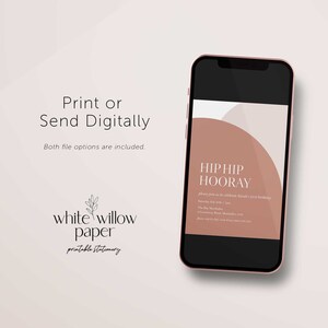 Puede incluir: Un tel&eacute;fono inteligente muestra una invitaci&oacute;n digital con el texto "HIP HIP HOORAY". La invitaci&oacute;n presenta un dise&ntilde;o moderno con formas abstractas en tonos marr&oacute;n y beige. Tambi&eacute;n se ve el texto "Print or Send Digitally".