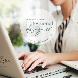 Puede incluir: Una persona usa una computadora port&aacute;til. El texto "All artwork is created by a professional designer with over 15 years industry experience" es visible. El logotipo de "white willow paper printable stationery" es visible. La persona lleva una camisa blanca.