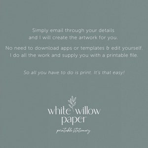 Puede incluir: Fondo de color verde azulado con texto blanco. El texto dice: "Simplemente env&iacute;e sus datos por correo electr&oacute;nico y crear&eacute; la obra de arte para usted. No es necesario descargar aplicaciones o plantillas y editar usted mismo. Yo hago todo el trabajo y le proporciono un archivo imprimible. &iexcl;Todo lo que tiene que hacer es imprimir!" Logotipo de White Willow Paper.
