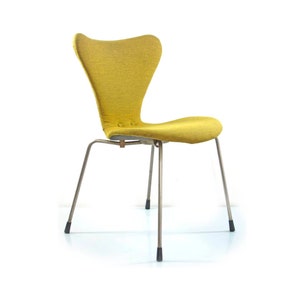 Silla Butterfly, colorida y escultural, diseñada por Arne Jacobsen para Fritz Hansen