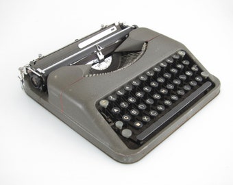 Hermes Baby portable typewriter with case 1939 - Hermes, olivetti, dieter rams, eames, sottsass, joe colombo, castiglioni, braun, sarfatti