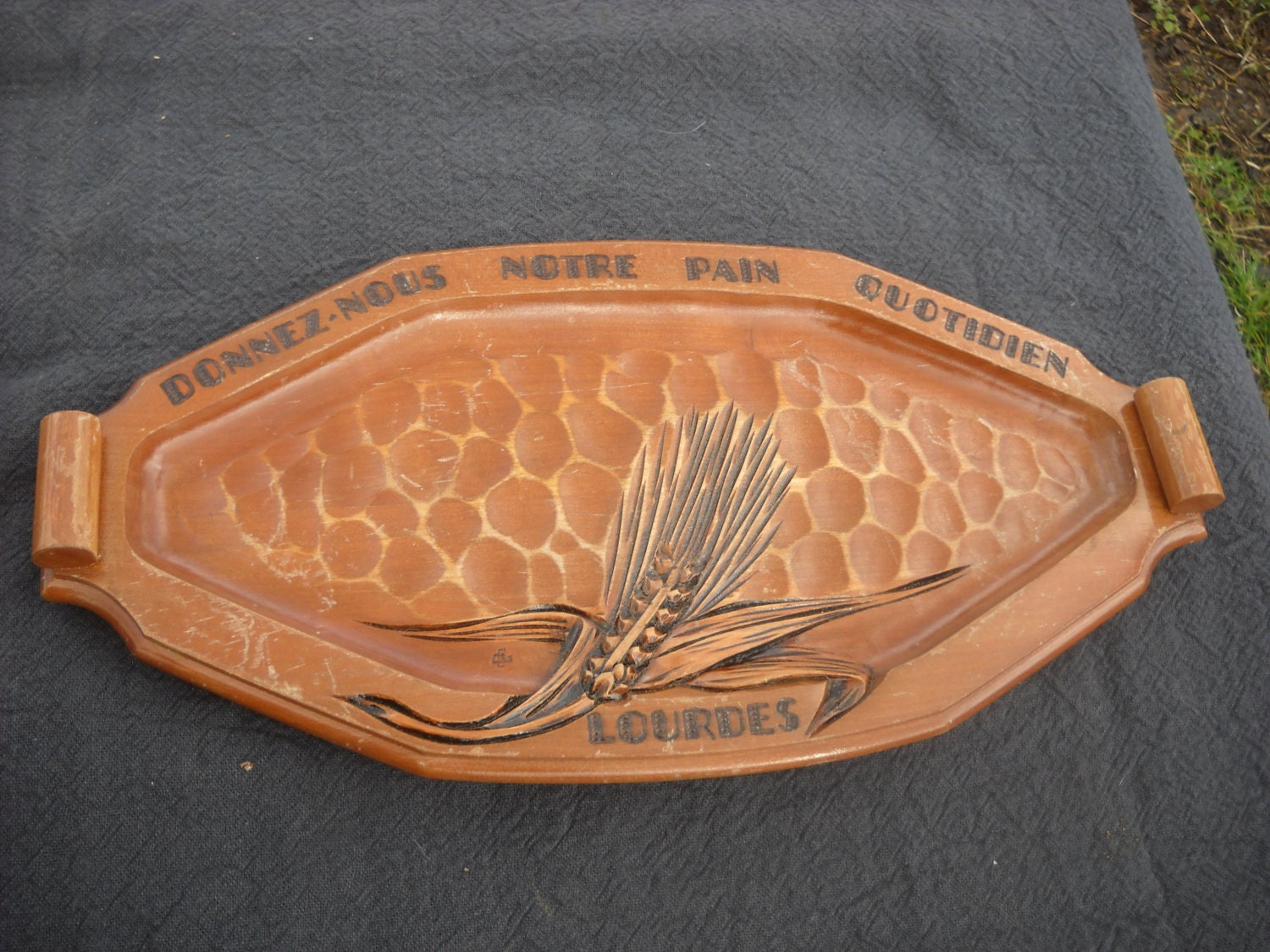 Lourdes Solid Wood Vintage Français Bread Serving Board avec Devise Traditionnelle Donnez-Nous Notre