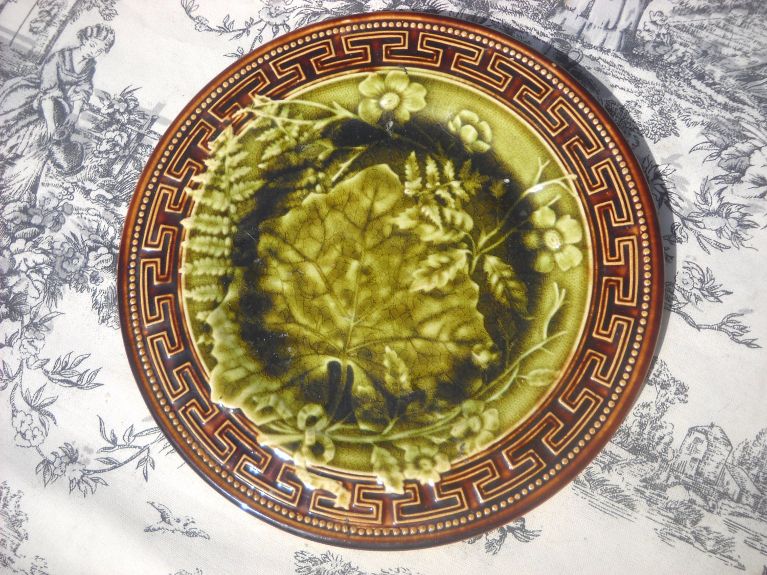 Ancien Français Assiette Choisy Le Roi Qualité Barbotine Majolique Barbotine 1800 à La Main Décoré P