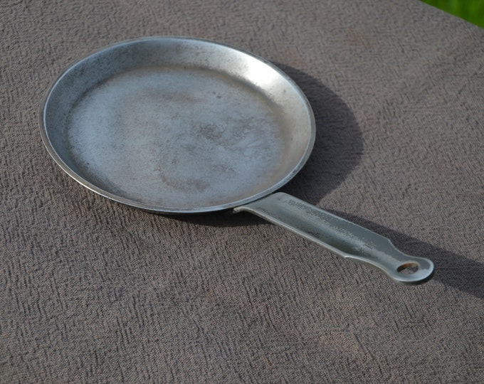 Vintage French E Dehillerin Cast Iron Blini Pancake Pan Small Vintage Condition 14cm Sauce Pan Worn Interior Paris Dehillerin Pancake Pan