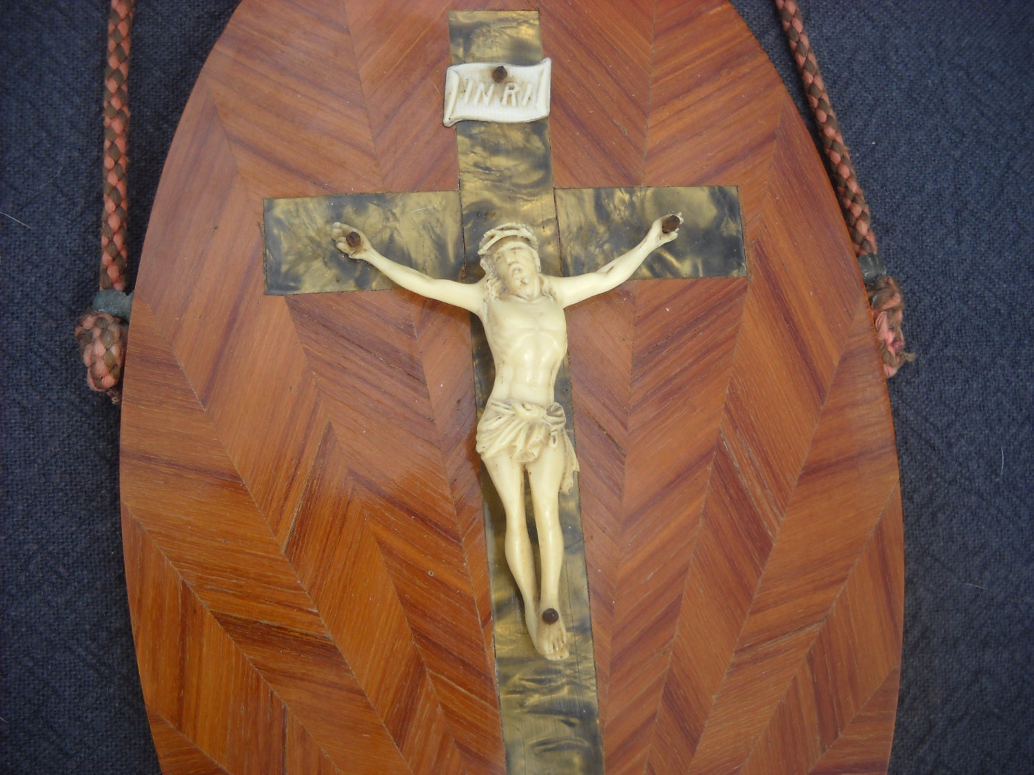 Plaque Vintage Français Incrustation en Bois avec Crucifix à La Main Authentique Fait Dévotion Steph