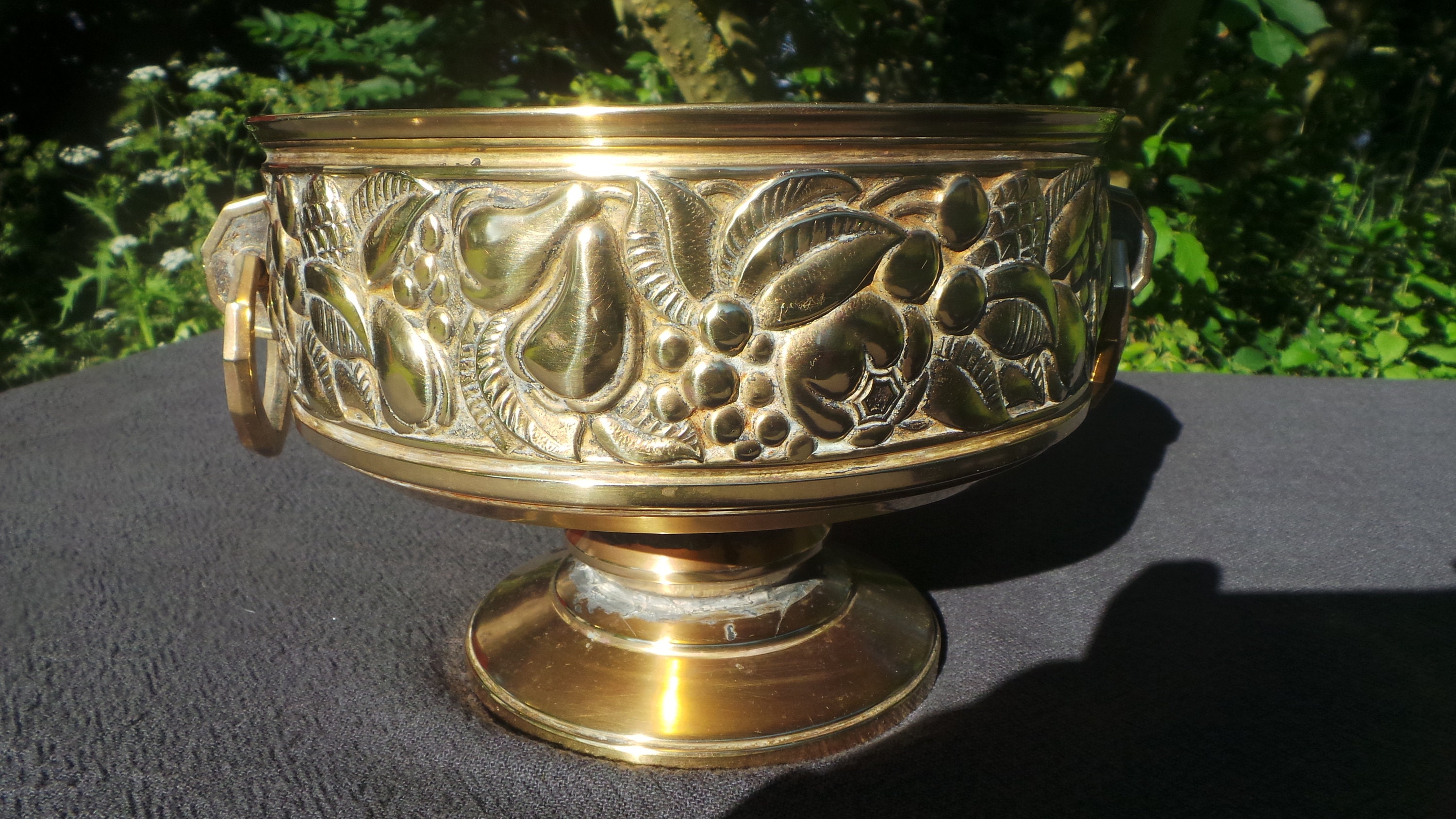 Français Art Déco Français Bronze/Brass Flower Pot Fruit Bowl Jardiniere Décoré Two Cast Brass Handl
