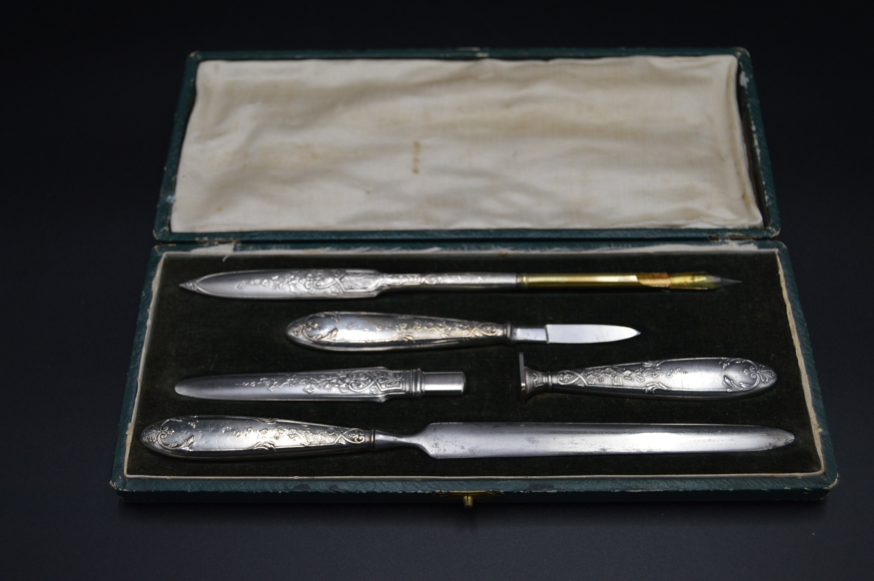 Ensemble d'écriture Antique Plaqué Argent Metaille Blanc' Cinq Pièces Français Stylo en Boîte, Coute