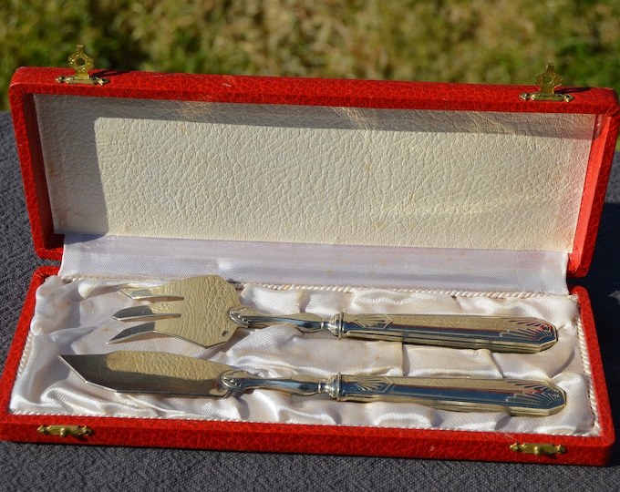 French Vintage Silver Plate Fish Servers Fish Fork Fish Knife Boxed Fish Utensil Marked Metal Blanc Beautiful Example Serveurs de Poisson