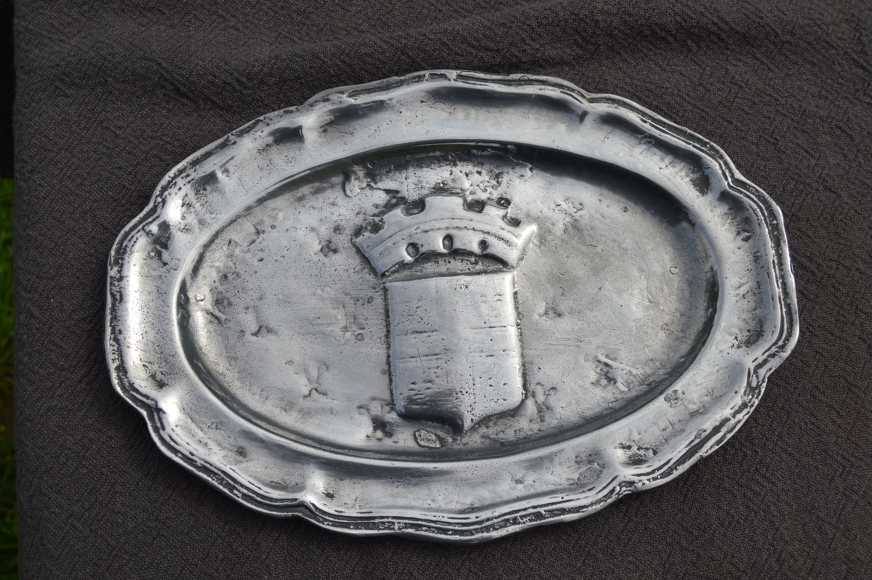 Plate Pewter de La Fin Du 19Ème Siècle avec Bouclier et Couronne Entièrement Marquée Repousee Heavy 