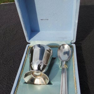 Boxed Silver Plate Eierbecher und Löffel Französischer Vintage Hallmarked Löffel Frühstücksset Kinder Petit Dejeuner Geschenkset Taufe Geburtstag