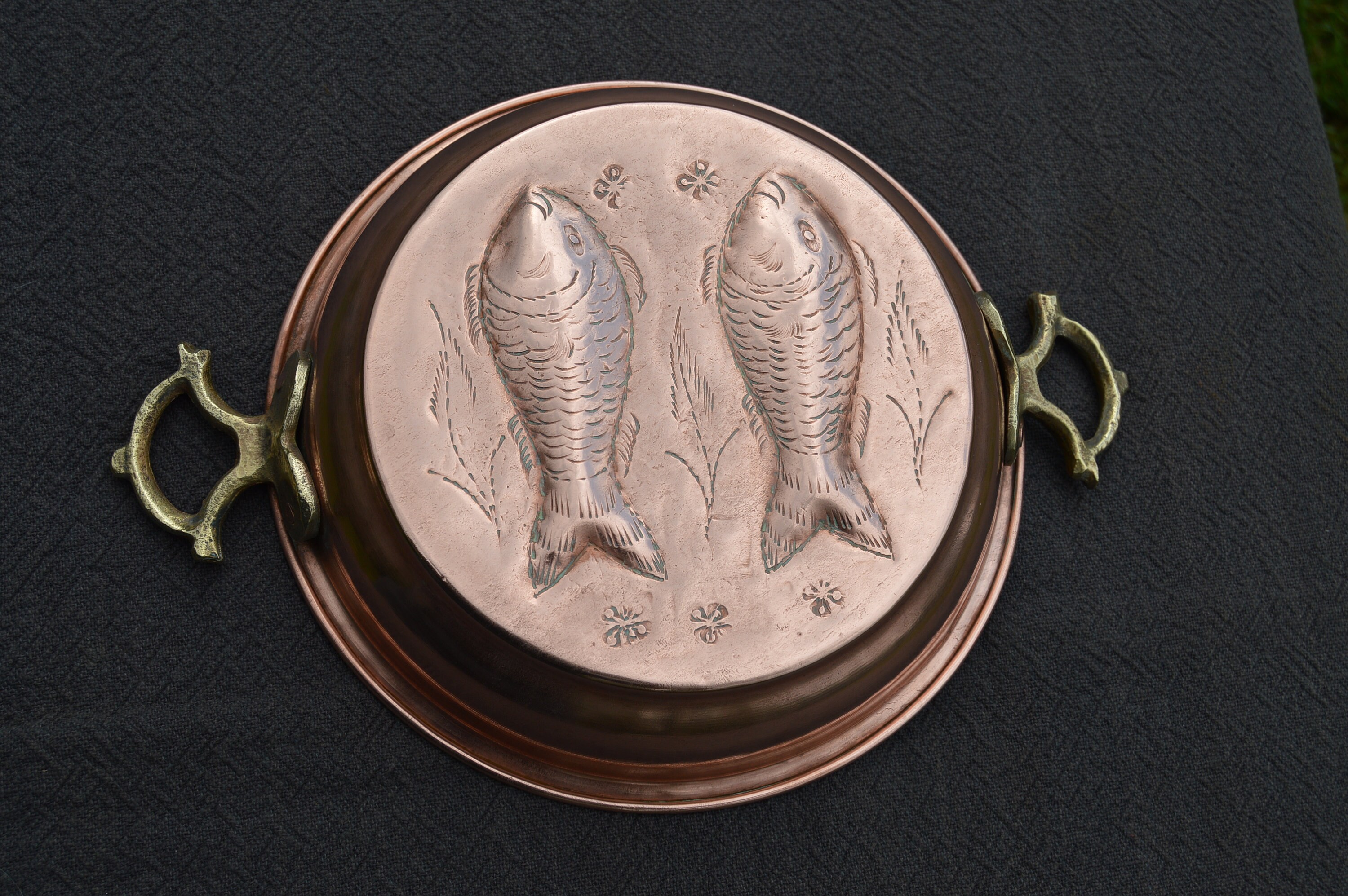 Français Main Martelé Cuivre Massif Plat de Poisson Fabriqué à La Main Belle Patina Stand Alone Piec