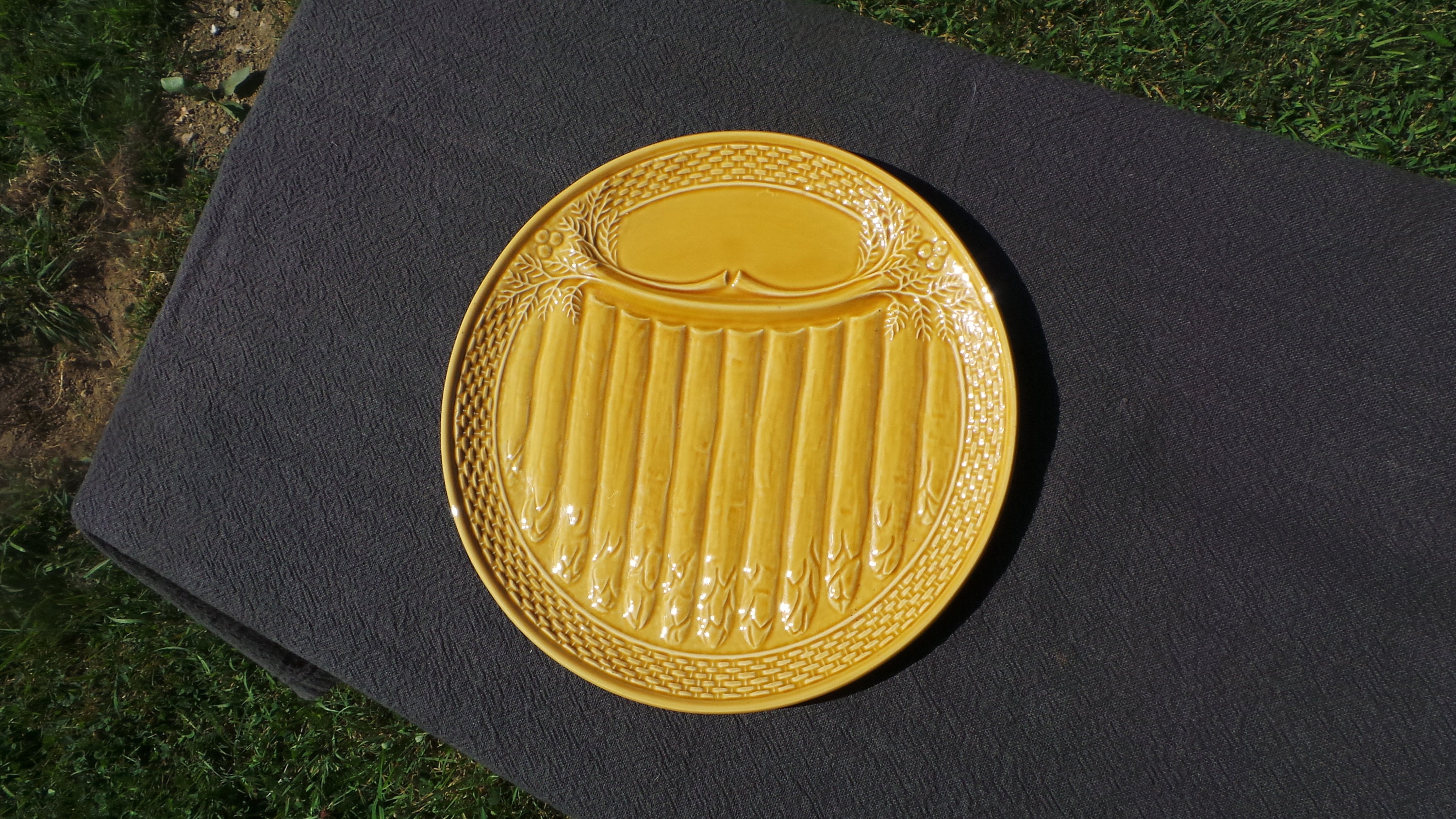 Assiette d'asperges Antiques Français avec Sauce Resevoir Deep Yellow Mid0Th Century, Good Vintage D