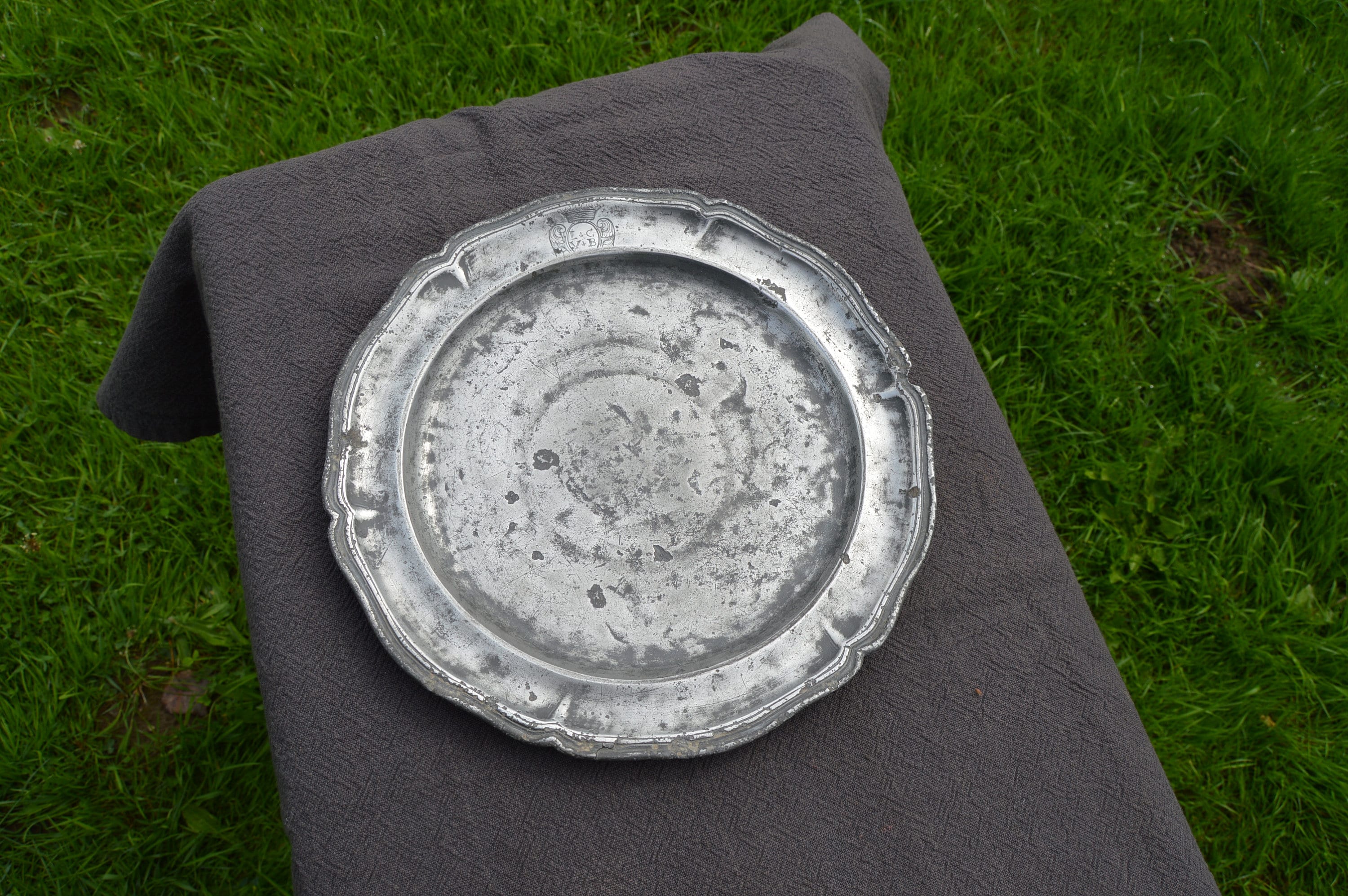 Plaque d'étain de Fin Du 18Ème Siècle Entièrement Marquée Ondulée Bord Lourd Pewter Marqué Lc Vb Mar