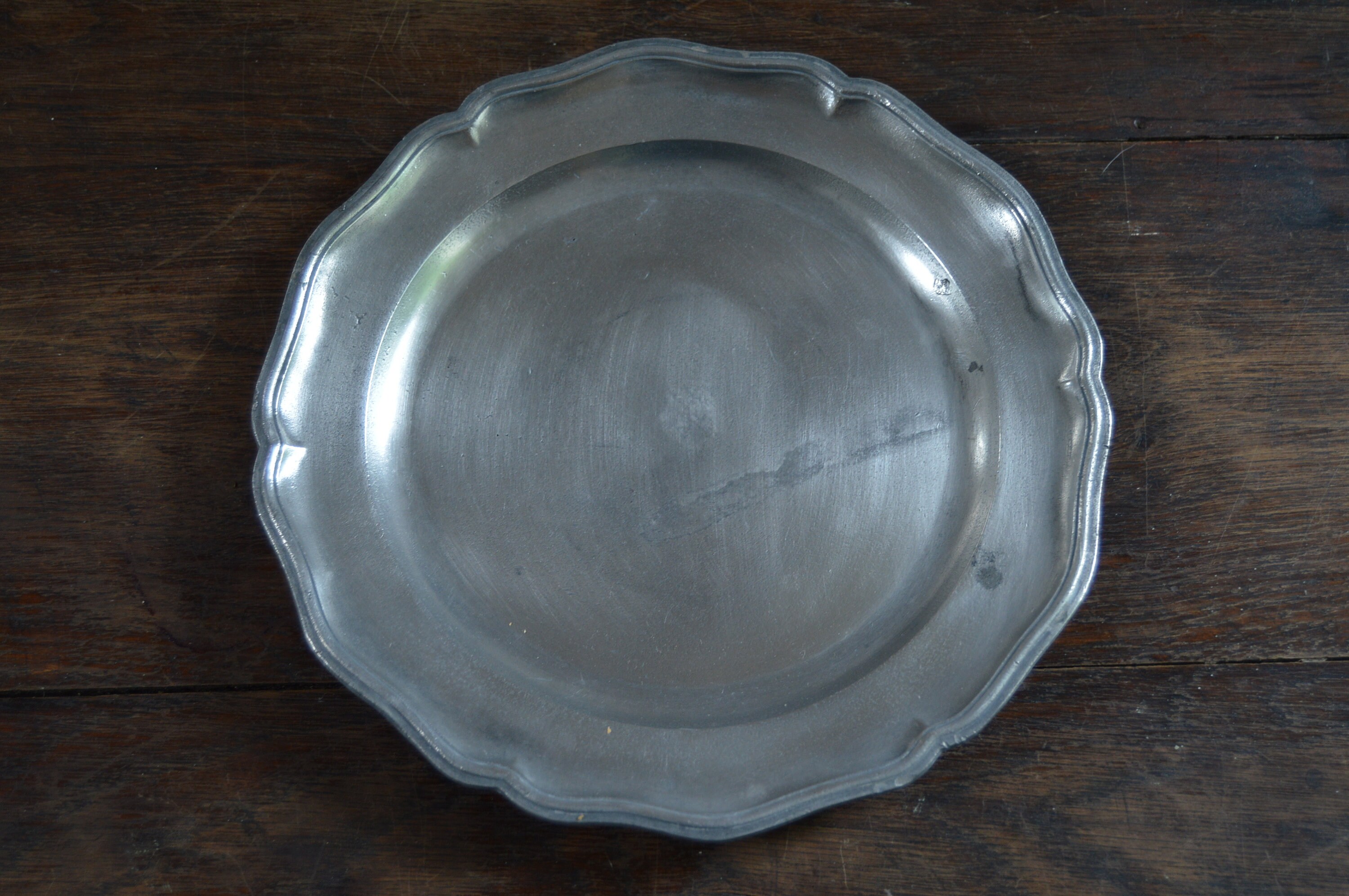 Plaque d'étain de Fin Du 18Ème Siècle Entièrement Marquée Ondulée Heavy Pewter Marqué Apj Plate Desi