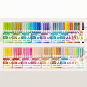 Op de afbeelding: Een verzameling acrylmarkers in diverse kleuren, gerangschikt in twee rijen. Elke set bevat 12 markers, met het woord "ACRYLIC" en Chinese karakters op de verpakking. De markers zijn ontworpen voor hoogglans toepassingen.