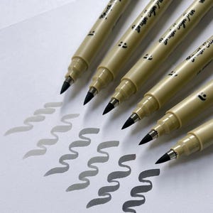 Zachte grijze pennen | 6 tinten waterdichte pennen voor schetsen, kalligrafie en handletters | Duurzame tips voor tekenen en dagboeken