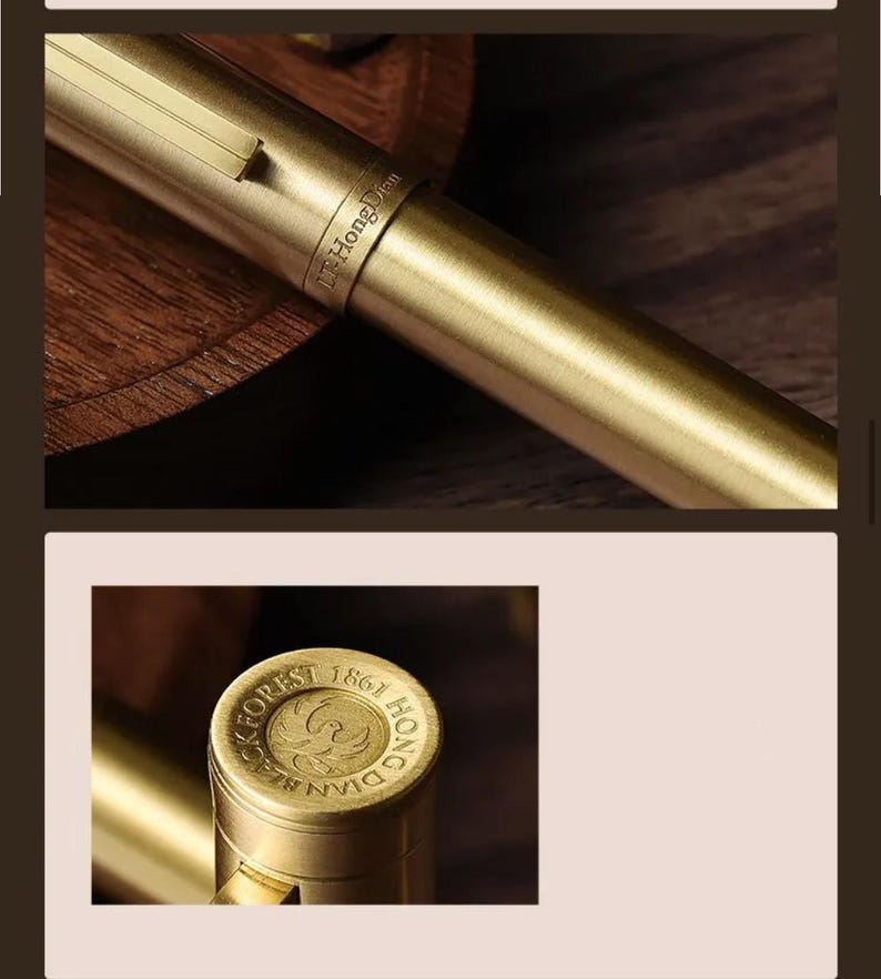 Puede incluir: Primer plano de una pluma estilogr&aacute;fica dorada. El bol&iacute;grafo tiene un acabado met&aacute;lico elegante con un anillo que dice "LF HongDian". La tapa del bol&iacute;grafo presenta el texto "BLACK FOREST 1861 HONG DIAN".