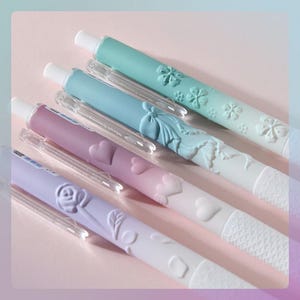 4-delige ontwerpgelpennen met reliëf, sneldrogende pen met lage zwaartekracht, 0,5 mm, rozen, harten, madeliefjes en sakurapatroon