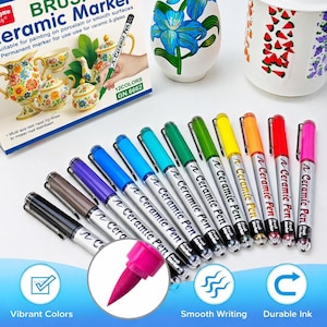 Puede incluir: Un juego de 12 rotuladores de cerámica en varios colores, adecuados para porcelana y superficies lisas. Los rotuladores se muestran con una caja que muestra artículos de cerámica pintados e iconos para colores vibrantes, escritura suave y tinta duradera.
