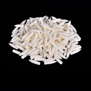Könnte beinhalten: Ein großer Haufen kleiner, weißer, spitzer Objekte mit zylindrischer Basis und zulaufender Spitze. Jedes einzelne Teil hat eine glatte, matte Oberfläche und eine einheitliche Form, angeordnet in einem dichten, unstrukturierten Haufen vor schwarzem Hintergrund.