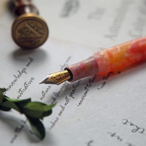 Rood marmeren acryl vulpen | Fijne punt 0,5 mm | Luxe schrijfpen | Vergulde punt | Perfect cadeau voor vrouwen | Office-handtekeningpen