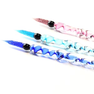 Penna a immersione in vetro con elegante design a onda per calligrafia, disegno e firma - Strumento fatto a mano rosa e blu