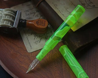 Pluma de inmersión de vidrio corta, hecha a mano, con capuchón, punta EF de 0,4 mm, plumín de vidrio, pluma de inmersión de bolsillo, verde y rosa.