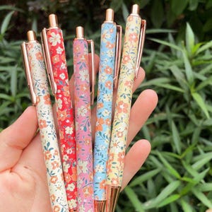 Floral Kugelschreiber - 1.0 mm Spitze, weiches Leder Wrap, einziehbares Design, schwarze Tinte, langlebiger Metallschaft