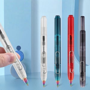 Puede incluir: Una colección de plumas estilográficas de colores. Las plumas tienen barriles transparentes en transparente, turquesa, rojo y negro. Cada pluma presenta un plumín de color arcoíris y un clip metálico. El fondo es un degradado de azul claro y blanco.