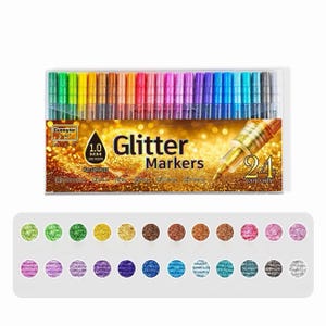 Pode incluir: Uma caixa de plástico transparente contendo 24 marcadores de glitter em várias cores. A caixa tem as palavras "Glitter Markers" e "24 Colors" impressas. Abaixo da caixa, há uma tabela de cores mostrando as cores de glitter.