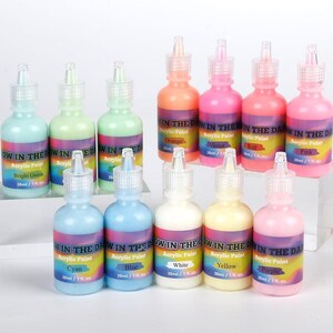 Puede incluir: Una colecci&oacute;n de catorce botellas de pl&aacute;stico exprimibles que contienen pintura acr&iacute;lica que brilla en la oscuridad. Cada botella tiene una tapa transparente, una etiqueta con degradado arco&iacute;ris y el nombre del color, con 30 ml de volumen.