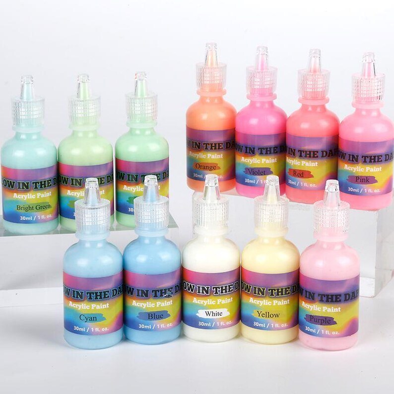 Puede incluir: Una colecci&oacute;n de catorce botellas de pl&aacute;stico exprimibles que contienen pintura acr&iacute;lica que brilla en la oscuridad. Cada botella tiene una tapa transparente, una etiqueta con degradado arco&iacute;ris y el nombre del color, con 30 ml de volumen.