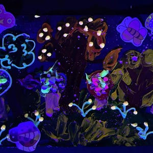 Puede incluir: Una pintura oscura con elementos fluorescentes que brillan en la oscuridad, incluyendo mariposas, una abeja, una mariquita y varios &aacute;rboles y plantas estilizados. La obra utiliza colores ne&oacute;n vibrantes sobre un fondo negro profundo.