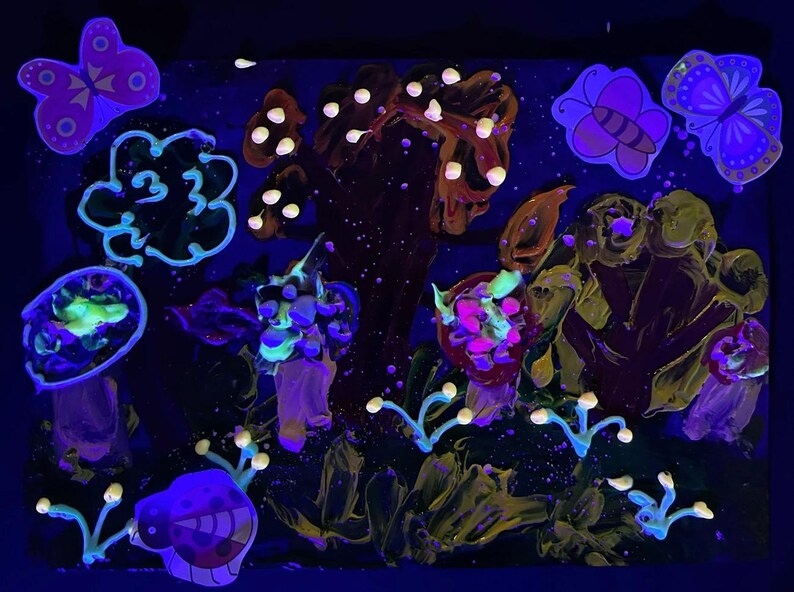 Puede incluir: Una pintura oscura con elementos fluorescentes que brillan en la oscuridad, incluyendo mariposas, una abeja, una mariquita y varios &aacute;rboles y plantas estilizados. La obra utiliza colores ne&oacute;n vibrantes sobre un fondo negro profundo.