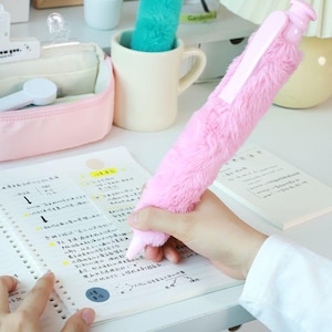 11-inch extra grote pluche nieuwigheidspennen, pluizige leuke gelpen, roze en meerblauw, punt van 1,0 mm, persontwerp, warm schrijven voor de winter