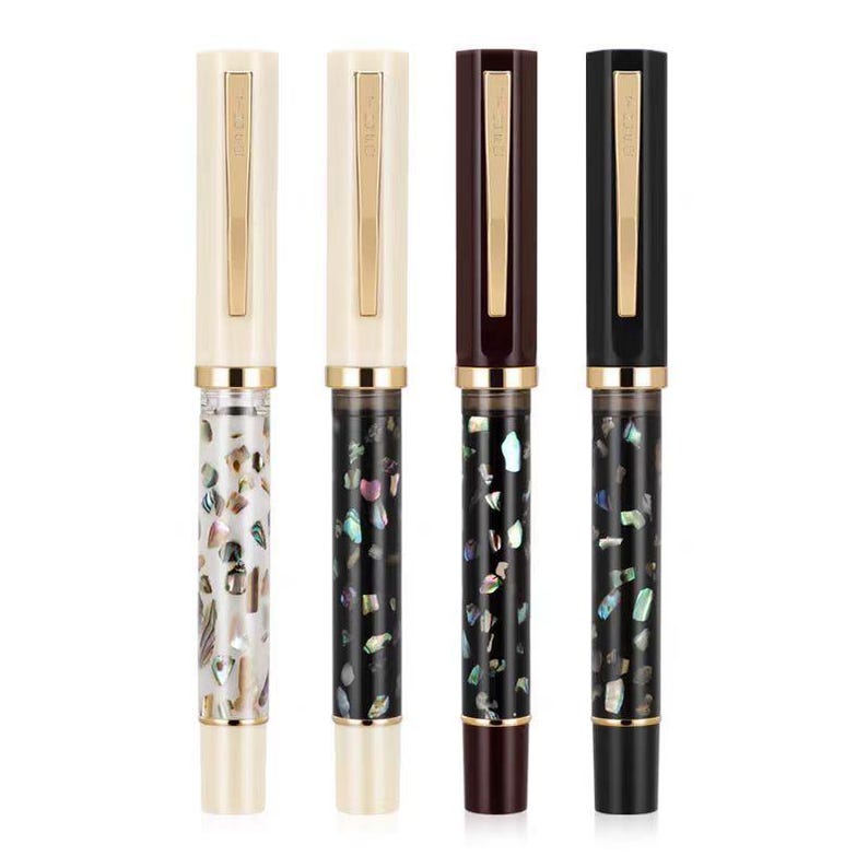 Puede incluir: Cuatro plumas estilogr&aacute;ficas con diferentes combinaciones de colores. Los capuchones son crema, marr&oacute;n oscuro y negro, con detalles dorados. Los cuerpos de las plumas est&aacute;n decorados con piezas iridiscentes en forma de concha. Un sofisticado accesorio de escritura.