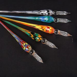 Glazen pen met pauwenveren | Handgeschilderde schrijfpen met marmerpatroon | Handgemaakte artistieke glazen pen in zwart-wit, blauw-groen, oranje-rood