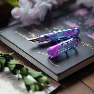 Caneta-tinteiro portátil Mini | Caneta de bolso acrílica mármore roxa | Ponta fina 0,5 mm | Caneta para viagem para mulheres | Presente para mulheres